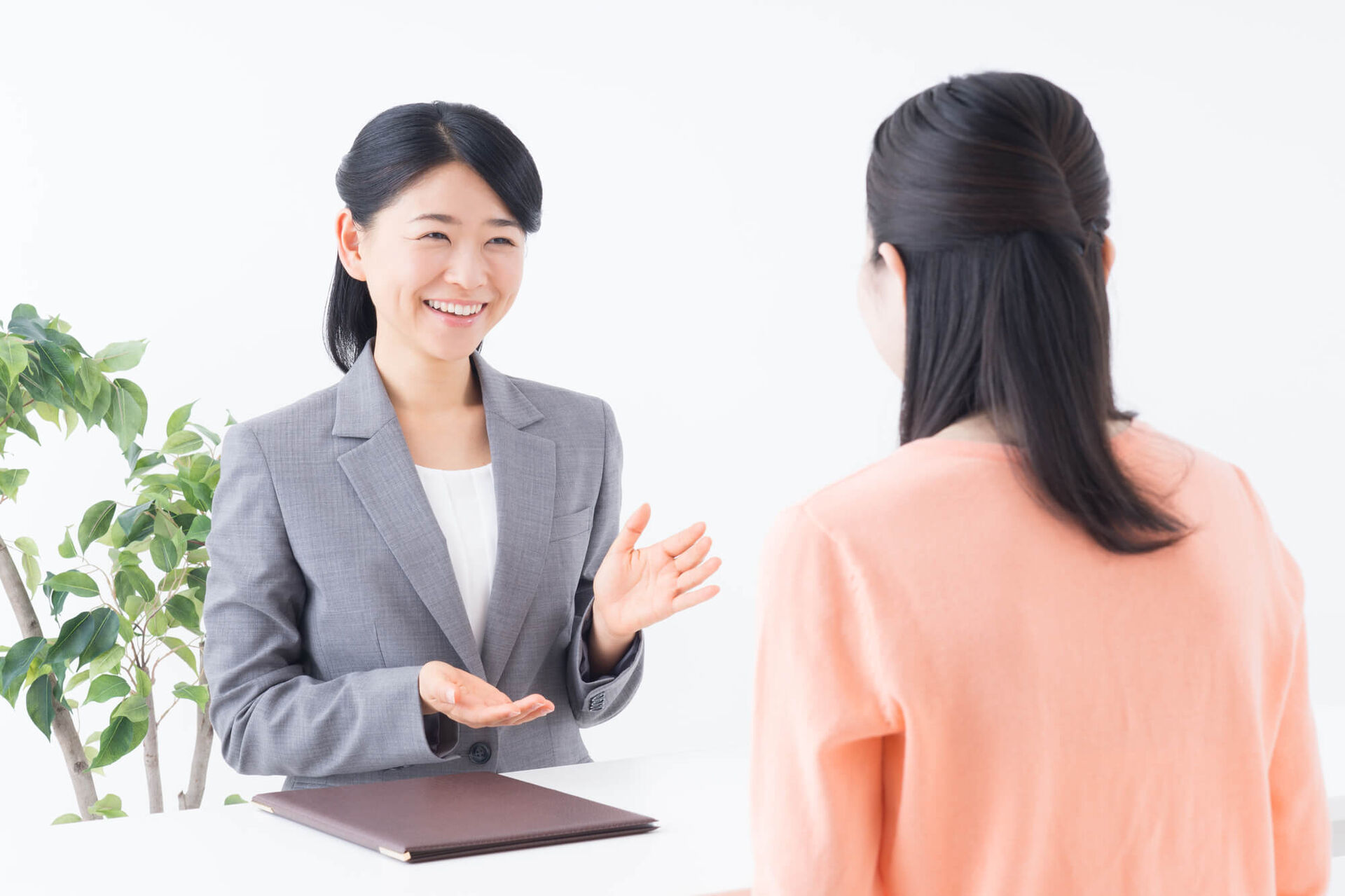 悩みの相談をする女性とカウンセラー